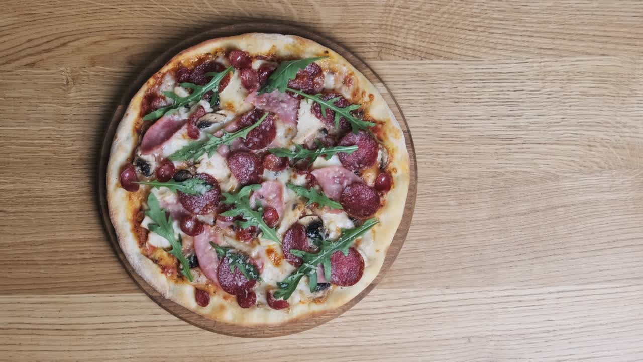 Vista dall'alto di una pizza appetitosa su un tagliere di legno in un ristorante.