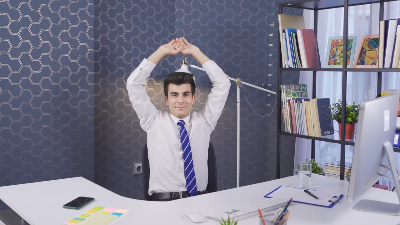 Exercitando-se no escritório.