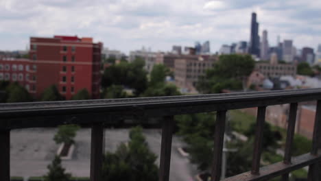 horizonte de chicago con barandilla de metal en primer plano