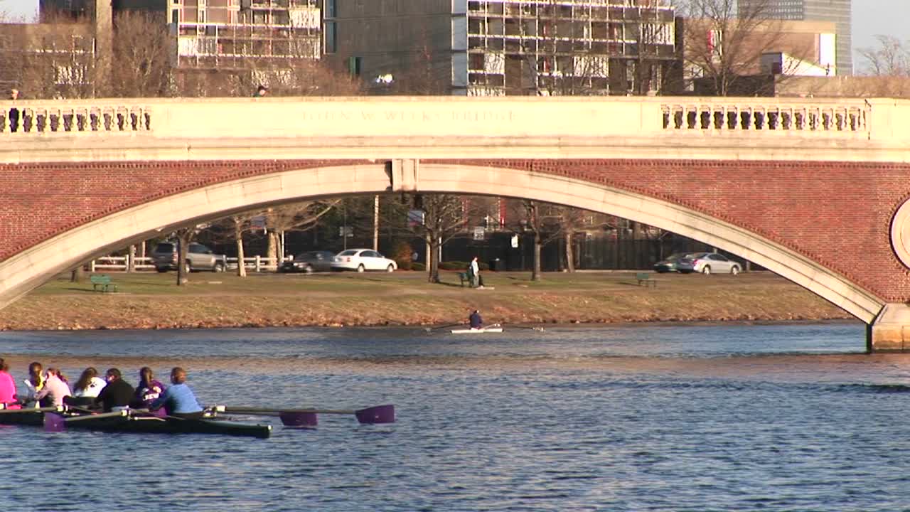 여자 조정팀이 연습 중 찰스강을 건너고 있다.