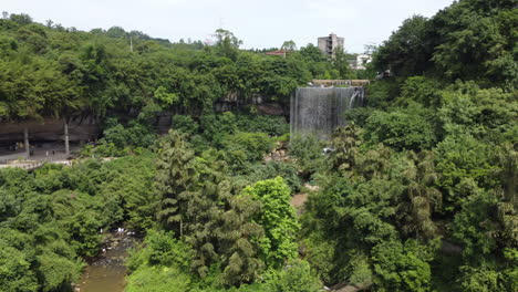 Uav-Toma-Fotos-De-La-Cascada-En-La-Distancia