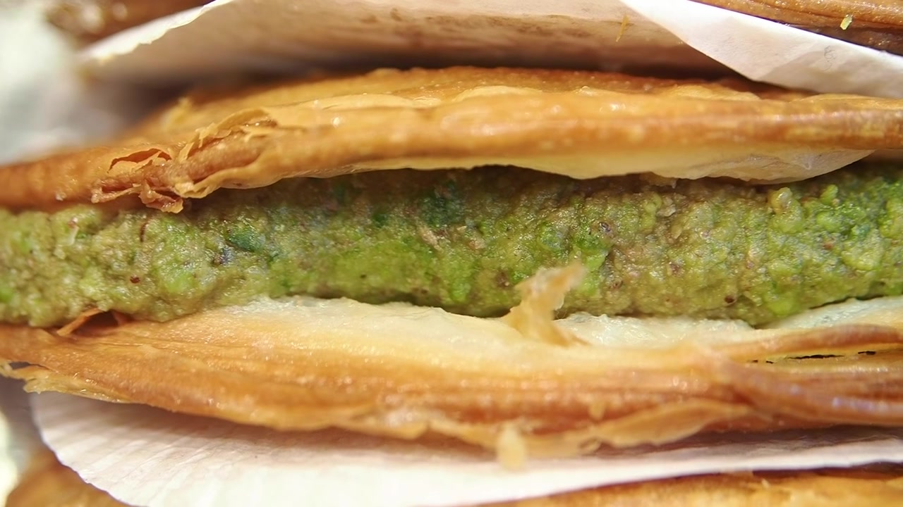 Primer plano de un hojaldre relleno de pistacho