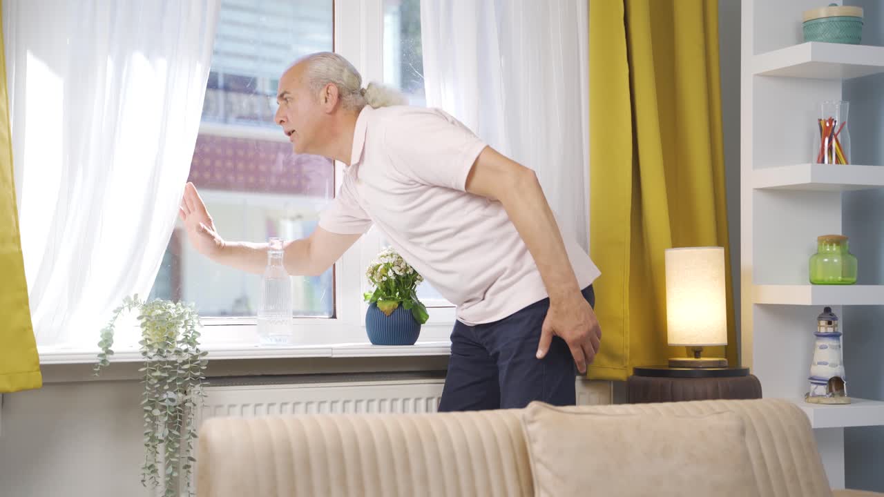 ⁇ 은이가 창문에서 도움을 요청하고 있습니다.