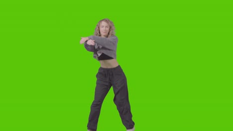 Studioaufnahme-In-Voller-Länge-Einer-Jungen-Frau,-Die-Spaß-Beim-Tanzen-Gegen-Green-Screen-Hat-1