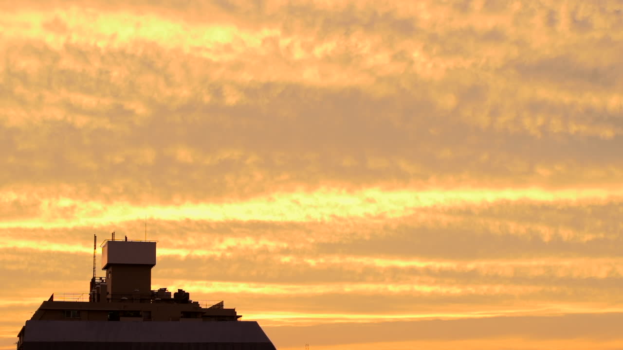 화려하고 흐린 일몰