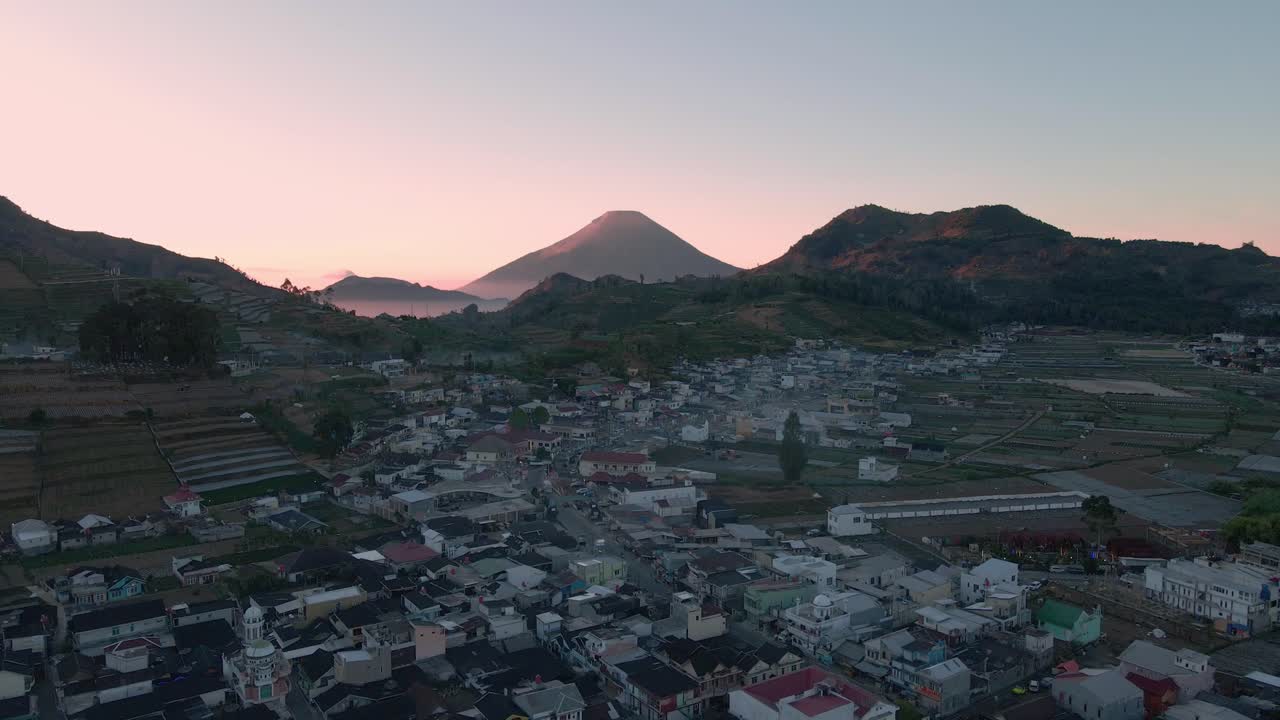 increíble vista aérea de la casa de la aldea con la cordillera y el cielo al amanecer