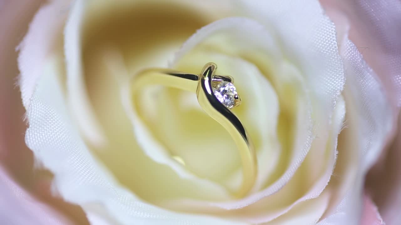 Beautiful sparkling diamond gold ring.