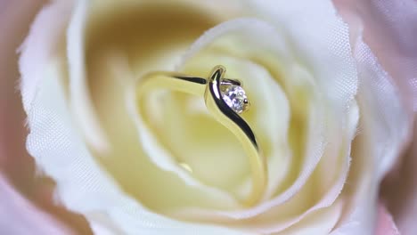 un hermoso anillo de oro de diamantes brillantes.