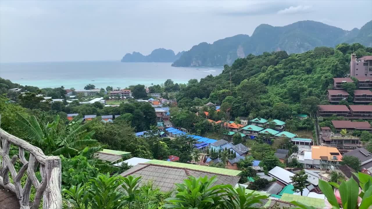 koh phi phi 위의 언덕 꼭대기의 전망점
