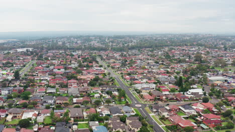 Disparo-Aéreo-De-Un-Dron-Sobrevolando-Suburbios-Residenciales-En-Liverpool,-Sydney,-Australia