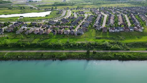 Ruhiges-Nordamerikanisches-Vorstadtviertel-Mit-Flusswasser-Und-Aussicht-Und-üppigem-Gras