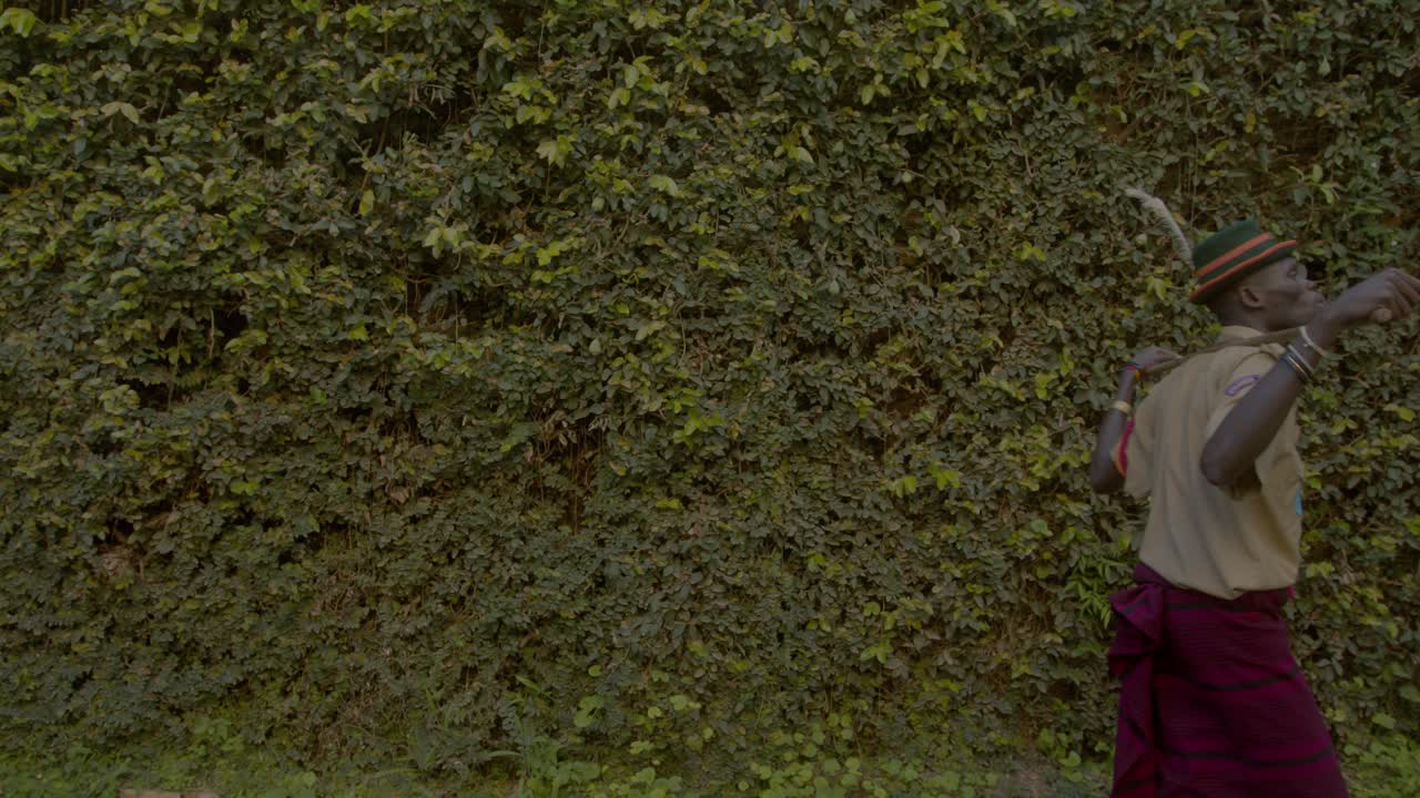 боковой портрет воина карамоджонга, гуляющего в пустыне в уганде