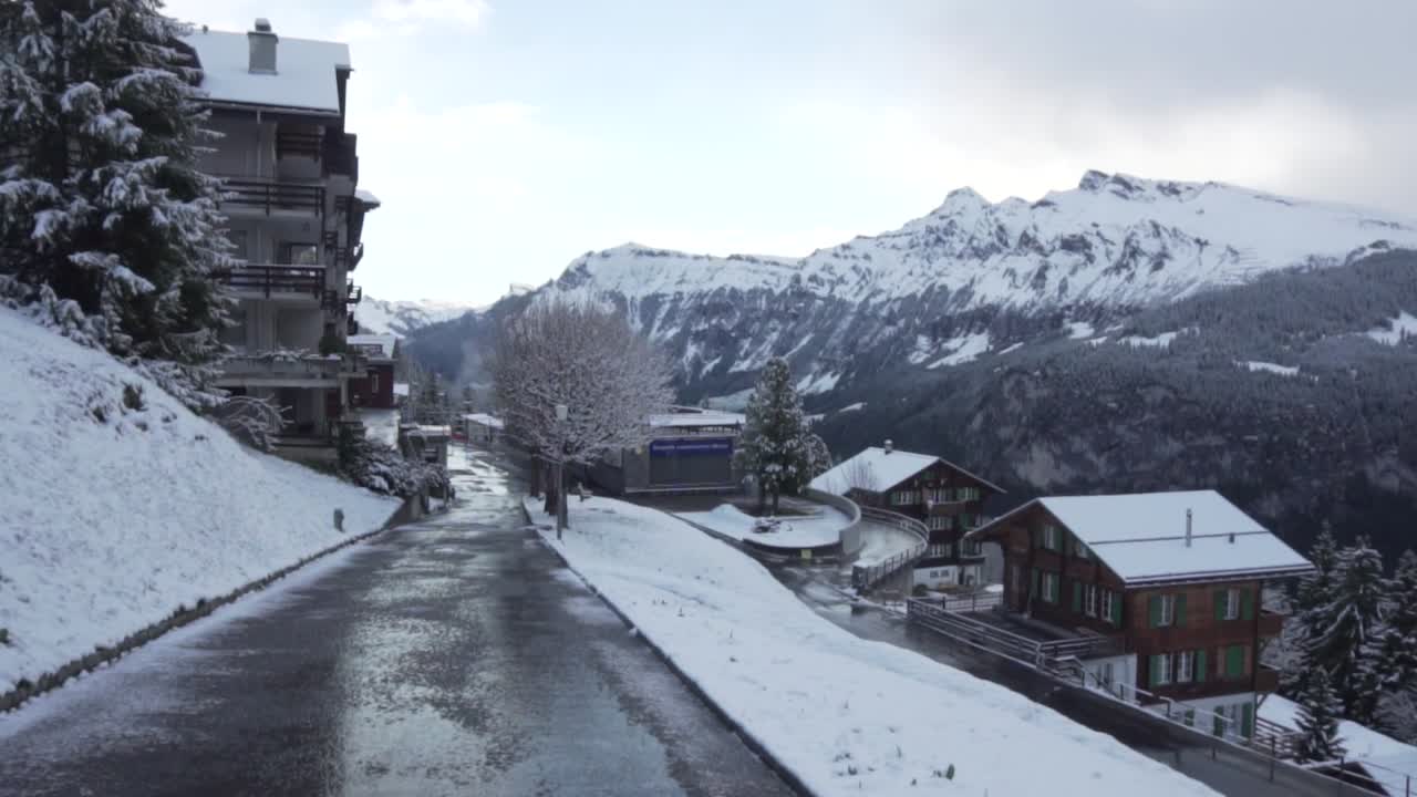 알프스 산맥에 자리 잡은 눈 인 스위스 마을