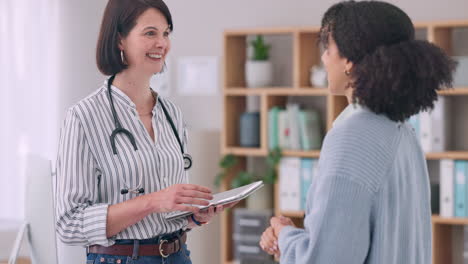 atención médica, tableta y médico estrechando la mano