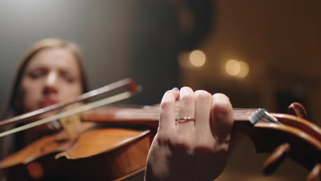 Erste-Geige-Im-Orchester-Nahaufnahme-Der-Geige-In-Den-Händen-Einer-Musikerin-Bei-Einem-Konzert-Oder-Einer-Probe-Im-Opernhaus