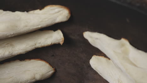 cerca de un tradicional pan shoti georgiano horneado en el horno en la panadería torne