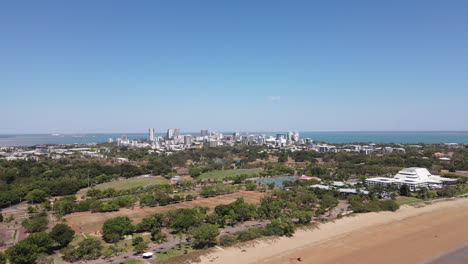 Toma-Aérea-De-Drones-En-Movimiento-Lento-Del-Casino-Mindil-Beach-Y-El-Horizonte-De-Darwin,-Territorio-Del-Norte