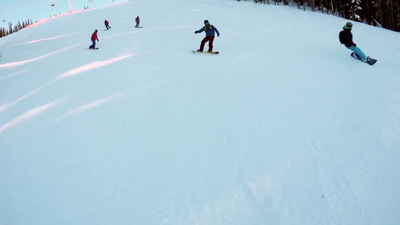 눈  ⁇ 인 언덕 4k 아래로 스키를 타는 스키 선수들