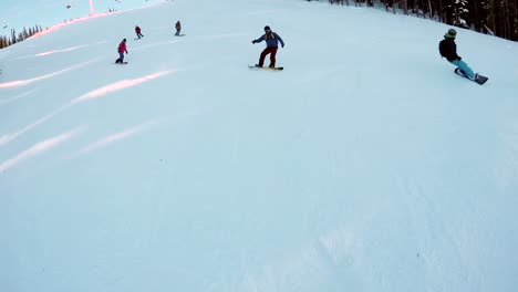 esquiadores esquiando por una colina nevada 4k