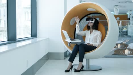 mujer de negocios feliz disfrutando de la realidad virtual
