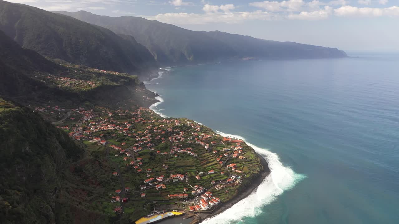 Piccolo villaggio con campi vicino alla costa a Madeira.