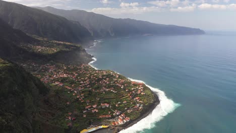 Pequeño-Pueblo-Con-Campos-Al-Lado-De-La-Costa-En-Madeira