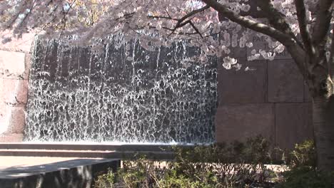 Touristen-Bewundern-Das-Fdr-Denkmal-In-Washington,-D.C