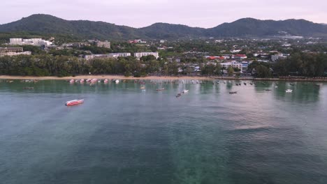 Drohne-Antenne-über-Thailand-Strand-Mit-Autofahren-In-Der-Nähe-Des-Blauen-Tropischen-Strandes-Und-Der-Bergseite