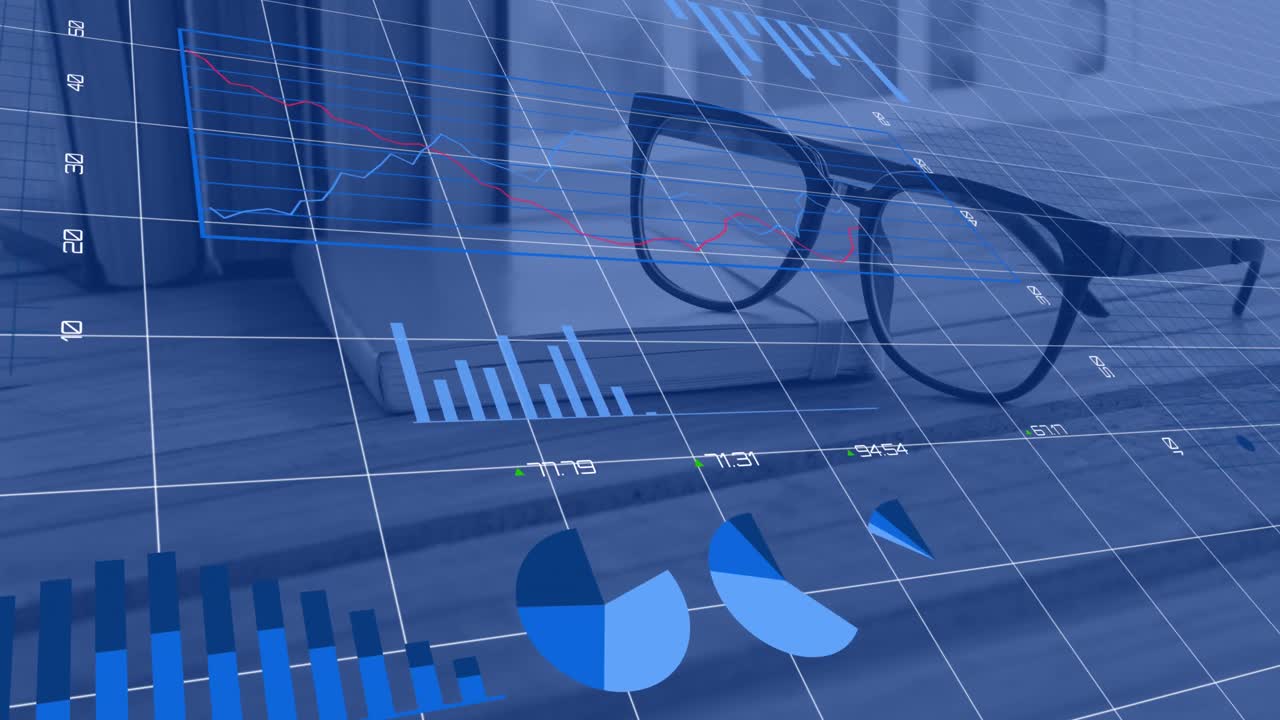 animación de múltiples gráficos con números cambiantes y patrón de cuadrícula sobre gafas y libro en el escritorio