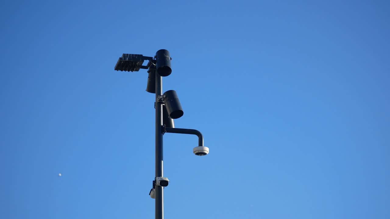 Un palo per telecamere di sicurezza con più telecamere installate
