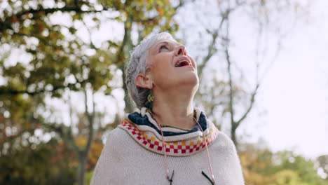 parque, naturaleza y mujer mayor con vista