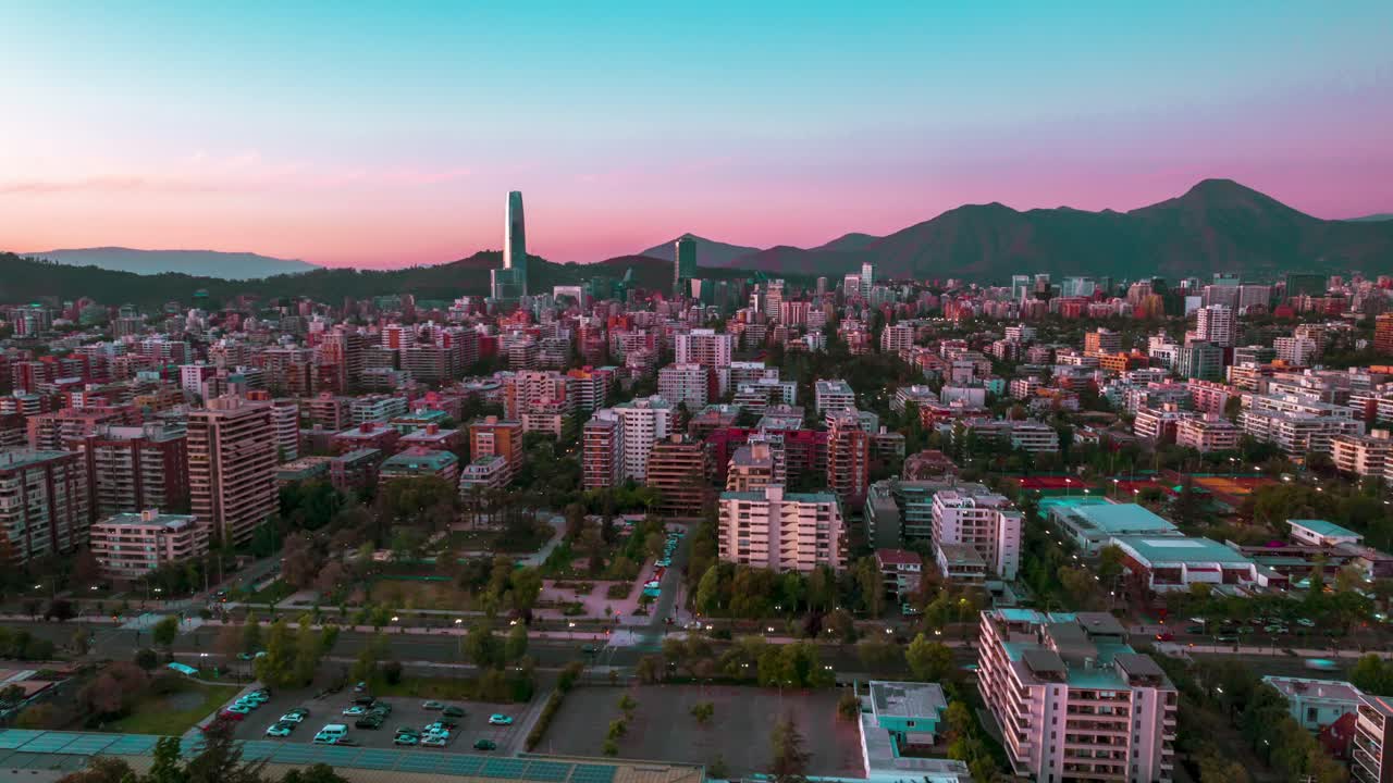 Hyperlapse con carrellata a sinistra del quartiere Las Flores nel distretto di Providencia a Santiago, Cile