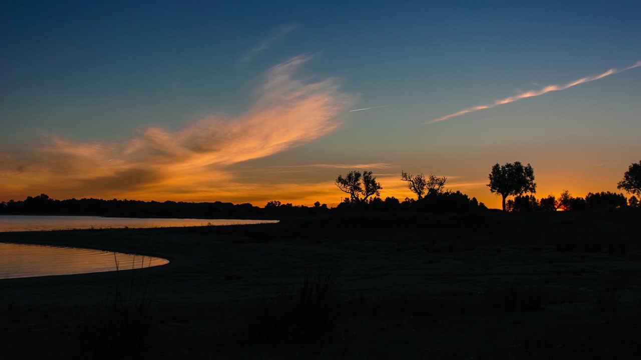 Luonto, Auringonnousu, Aurinkoinen, Pilvet, Maaseutu, Järvi, Aikaviivekuvaus.