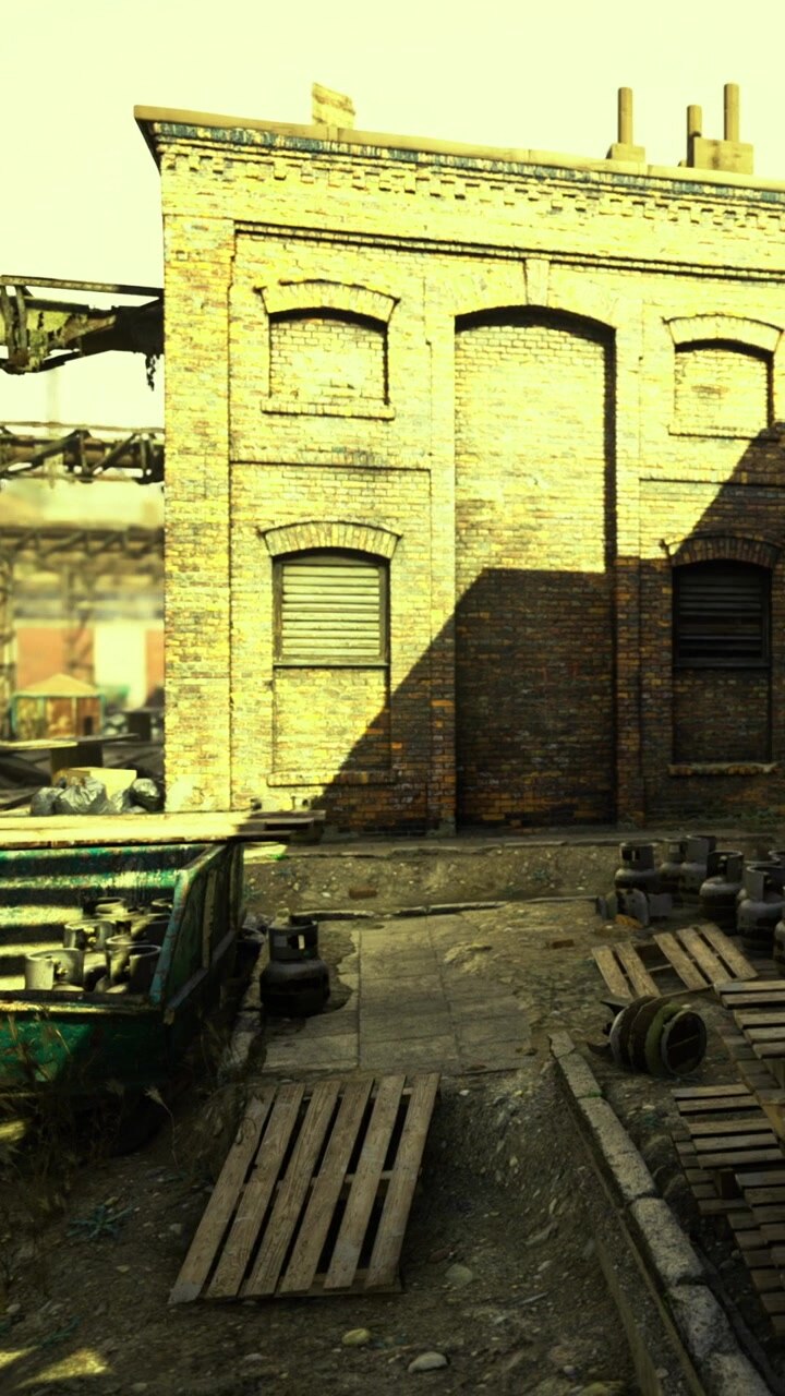 Vecchio sito industriale con edifici e attrezzature in un'area di lavoro di giorno.