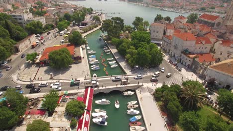 Eine-Hervorragende-Aufnahme-Der-Farbenfrohen-Stadt,-Des-Meeres-Und-Der-Brücke