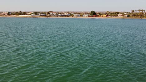 Erleben-Sie-Die-Atemberaubende-Aussicht-Auf-Die-Geschäftige-Stadt-La-Paz-Am-Meer-In-Baja-California-Sur,-Mexiko,-Wenn-Eine-Drohne-Aus-Der-Luft-Eine-Atemberaubende-Aussicht-Offenbart