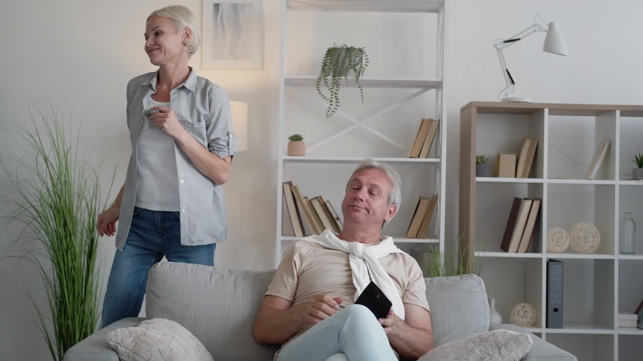 dinero de la familia apoyo al marido presupuesto de distribución