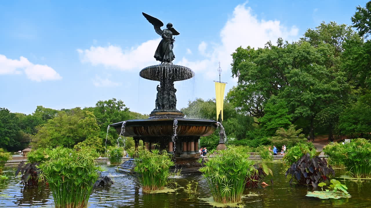 New York, Hoa Kỳ, ngày 8 tháng 7 năm 2025: Tượng Angel of the Waters trên đỉnh đài phun nước Bethesda, Central Park, New York, Hoa Kỳ. Góc chụp thấp. Địa danh nổi tiếng của thành phố và điểm thu hút khách du lịch của Big Apple