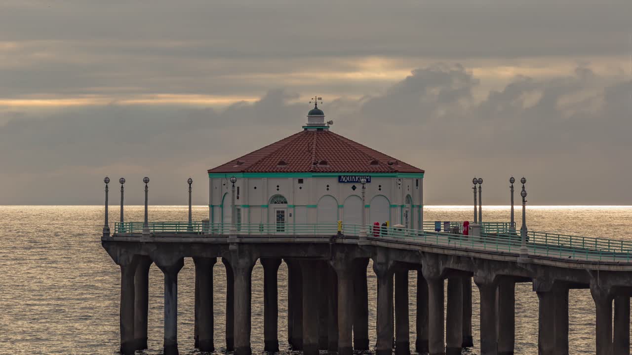 Časosběr zataženého západu slunce na molu Manhattan Beach v Kalifornii, Spojené státy