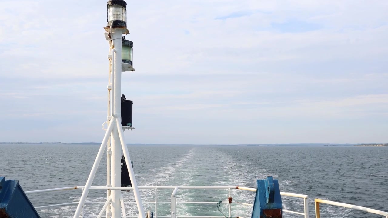 Boot überquert den Ozean, Bootsmast und Kielwasser hinter dem Schiff.