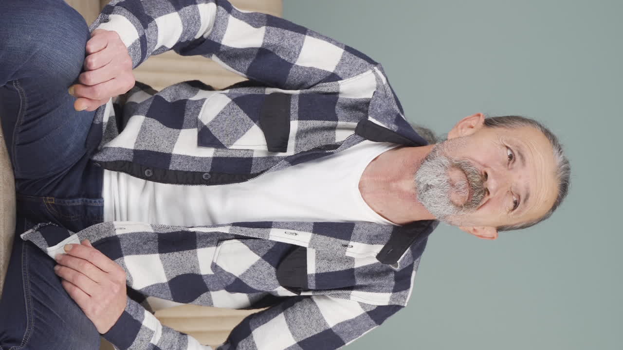 망설이는  ⁇ 은이의 수직 비디오.