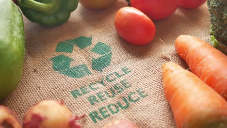 flechas recicladas señalan en una bolsa de compras con verduras ,
