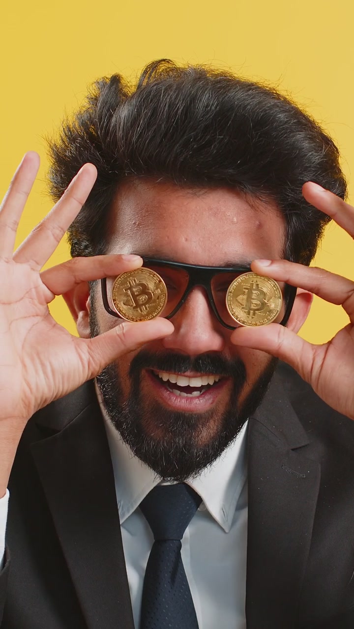 Commerciante di azioni che guadagna bitcoin dopo il monitoraggio online delle operazioni di trading in ufficio