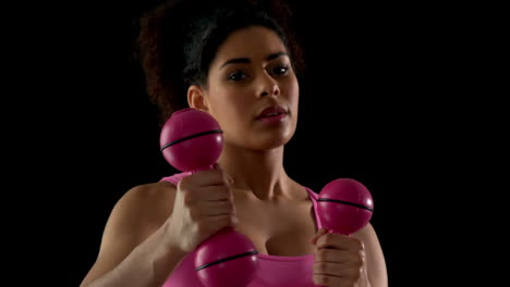 mujer en forma de rosa haciendo ejercicio con pesas