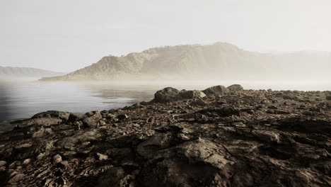 Schöne-Aussicht-Auf-Neblige-Berge-Mit-Einer-Spiegelung-In-Einem-See