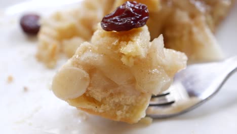 Ein-Stück-Apfelkuchen-Zur-Hälfte-Aufgegessen