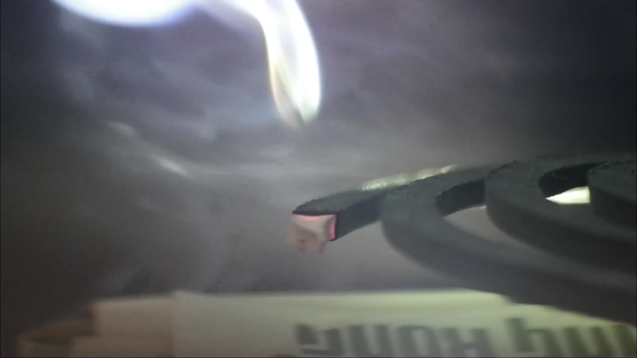 느린 동작으로 모기 코일에서 나오는 연기, 어두운 대기 연기에 맞서 공간을 천천히 떠다니는 흰 연기