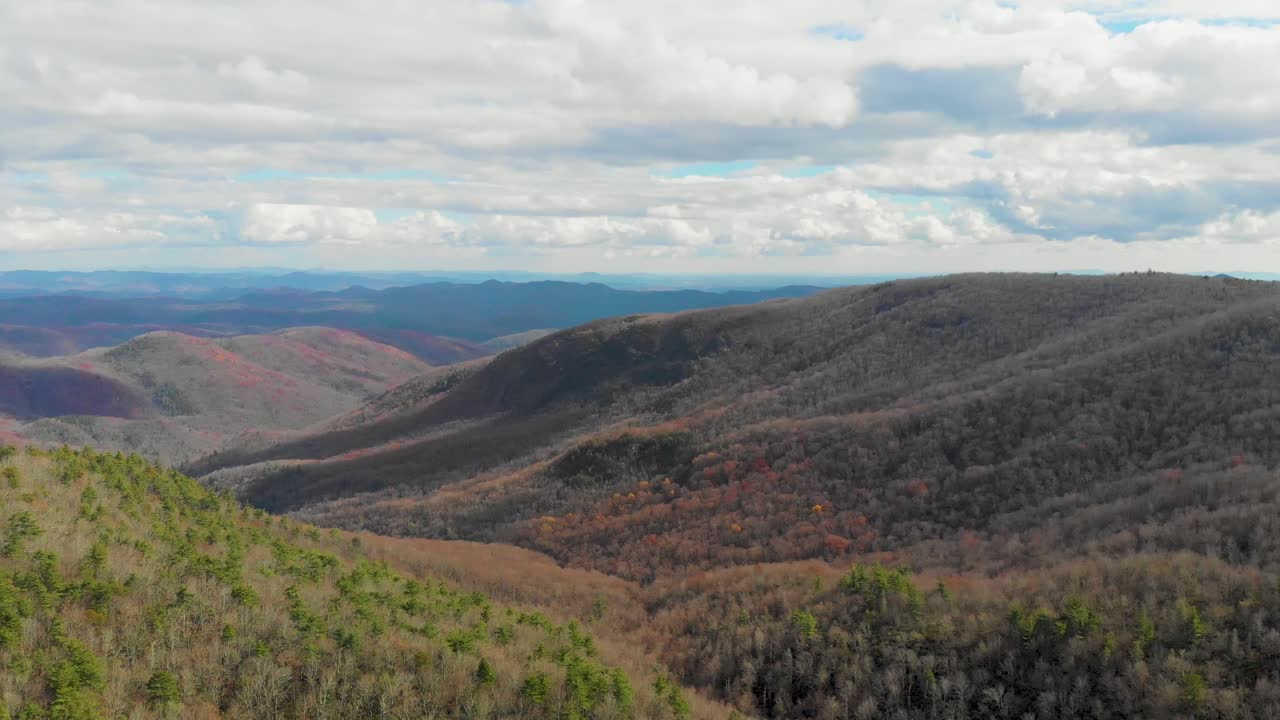 video aéreo de drones de 4k de los acantilados de la cala perdida de las montañas humeantes en la avenida blue ridge cerca de linville, nc