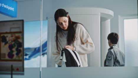 공항 보안 검문소 에 있는 여자