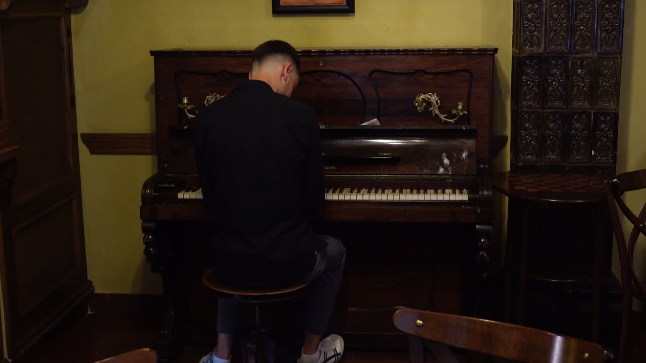 Un musicista suona in un caffè per gli avventori.
